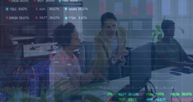 Ofiste iş tartışması yapan çeşitli meslektaşların mali veri işleme görüntüsü. Küresel iş, bilgisayar, iletişim ve dijital arayüz kavramı dijital olarak oluşturulmuş görüntü.