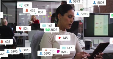 Tablet kullanan iki ırklı iş kadınının sosyal medya simgeleri ve numaraları. Sosyal medya, iş dünyası, bağlantılar ve dijital olarak oluşturulan veri işleme kavramı.