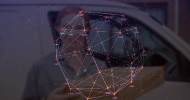 Teslimat şoförünün görüntüsü minibüsün yanındaki kameraya gülümsüyor, ambarın dışında bir paket tutuyor. Dijital olarak oluşturulmuş bir küresel bilgisayar ağı konsepti.