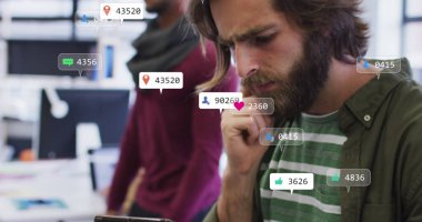 İş adamlarının ofiste konuştuğu bir inşaat alanı görüntüsü. Küresel iletişim teknolojisi sosyal medya ve dijital arayüz konsepti dijital olarak oluşturuldu.