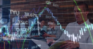 Bilgisayar kullanan iş adamlarının finansal veri işleme görüntüsü. Küresel iş ve veri işleme kavramı dijital olarak oluşturulmuş görüntü.