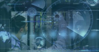 Çeşitli mühendisler ve bilgisayar sunucuları üzerinde veri işleme resmi. Küresel iş, hesaplama, veri işleme ve bağlantılar konsepti dijital olarak oluşturuldu.