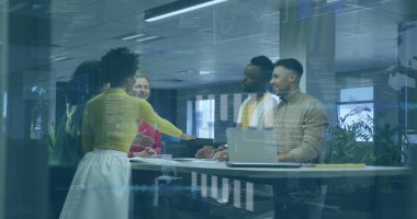 Ofisteki çeşitli iş adamlarıyla ilgili finansal veri işleme resmi. Küresel finans, iş, bağlantılar, hesaplama ve veri işleme kavramı dijital olarak oluşturuldu.