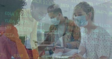 Ofiste çalışan yüz maskesi takan iş adamlarının mali veri işleme görüntüsü. Genel covid 19, hesaplama, finans, iş ve veri işleme kavramı dijital olarak oluşturulmuş görüntü.