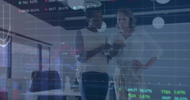 Ofiste iş tartışması yapan çeşitli meslektaşların mali veri işleme görüntüsü. Küresel iş, bilgisayar, iletişim ve dijital arayüz kavramı dijital olarak oluşturulmuş görüntü.