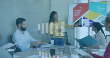 Ofisteki çeşitli iş adamlarıyla ilgili finansal veri işleme resmi. Küresel finans, iş, bağlantılar, hesaplama ve veri işleme kavramı dijital olarak oluşturuldu.