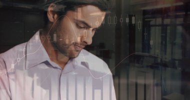 Ofisteki Hintli işadamının istatistiksel veri işleme programı. iş analizleri ve veri konsepti