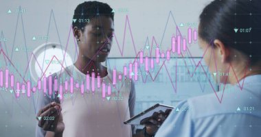 Değişen numaralarla birden fazla grafik, farklı kadın çalışanlar raporları tartışıyor. Dijital bileşik, çoklu pozlama, ofis, büyüme, planlama, takım çalışması ve iş konsepti.