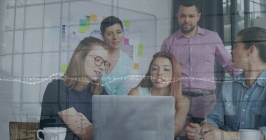 Ofiste çalışan farklı iş adamlarının üzerinde yürüyen ve veri işleme yapan insanların görüntüsü. Küresel iş ve dijital arayüz kavramı dijital olarak oluşturulmuş görüntü.