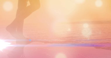 Plajdaki beyaz bir kadının üzerindeki ışık lekeleri. Küresel iş ve dijital arayüz kavramı dijital olarak oluşturulmuş görüntü.