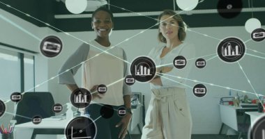 Bağlı grafik ve dijital tablet simgelerinin resmi, ofiste duran çeşitli iş arkadaşlarının gülümsemesi. Dijital bileşik, çoklu pozlama, rapor, iş, iletişim ve teknoloji kavramı.