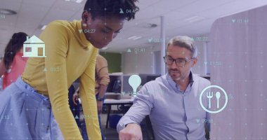 Ofisteki iş adamları üzerinde ikonlar ve finansal veri işleme resmi. Küresel iş, finans, bilgisayar ve veri işleme kavramı dijital olarak oluşturulmuş görüntü.