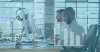 Çoklu grafik, simge ve alım satım tahtasının resmi, masaüstünü kullanan çeşitli iş arkadaşları. Dijital bileşik, çoklu pozlama, rapor, iş, büyüme, borsa ve teknoloji kavramı.