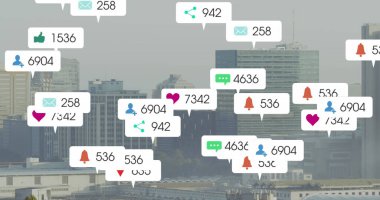 Açık gökyüzüne karşı modern şehir manzarası üzerinde numaralarını değiştiren bildirim etiketlerinin resmi. Dijital bileşik, çoklu pozlama, büyüme, rakam, sosyal medya, mimari ve teknoloji gibi..