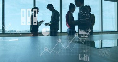 Muhtelif iş arkadaşlarının ofiste fikirlerini paylaşmaları üzerine birden fazla uygulama simgeleri. Dijital bileşik, çoklu pozlama, rapor, iş, küresel, bulut hesaplama, takım çalışması ve teknoloji.