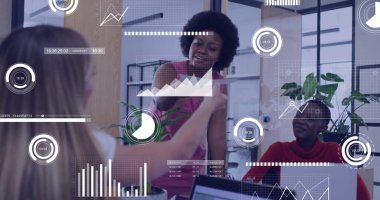 Ofisteki çeşitli iş adamlarıyla ilgili finansal veri işleme resmi. Küresel finans, iş, bağlantılar, hesaplama ve veri işleme kavramı dijital olarak oluşturuldu.