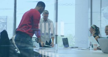 Ofisteki çeşitli iş adamlarıyla ilgili finansal veri işleme resmi. Küresel finans, iş, bağlantılar, hesaplama ve veri işleme kavramı dijital olarak oluşturuldu.