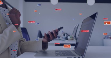 Akıllı telefon ve dizüstü bilgisayar kullanan Afro-Amerikan bir kadının mesajlarıyla sosyal medya simgeleri. Küresel sosyal medya, teknoloji ve dijital arayüz kavramı dijital olarak oluşturulmuş görüntü.
