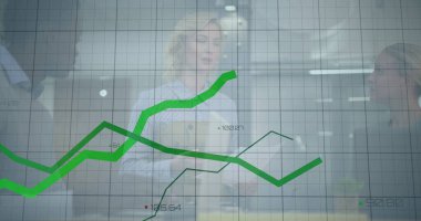 Muhtelif meslektaşların ofiste toplanmasıyla ilgili finansal veri işleme resmi. Küresel iş, bilgisayar, iletişim ve dijital arayüz kavramı dijital olarak oluşturulmuş görüntü.