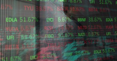 Yüz maskesi takan iş adamının mali veri işleme görüntüsü. Genel covid 19, hesaplama, finans, iş ve veri işleme kavramı dijital olarak oluşturulmuş görüntü.