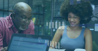 Ofisteki çeşitli iş adamlarıyla ilgili finansal veri işleme resmi. Küresel finans, iş, bağlantılar, hesaplama ve veri işleme kavramı dijital olarak oluşturuldu.