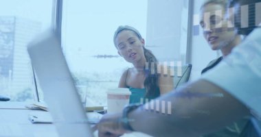 Ofisteki çeşitli iş adamlarıyla ilgili finansal veri işleme resmi. Küresel finans, iş, bağlantılar, hesaplama ve veri işleme kavramı dijital olarak oluşturuldu.