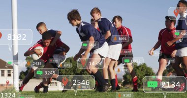 Çeşitli erkek rugby oyuncuları üzerinde artan sayılara sahip sosyal medya simgeleri. Küresel sosyal medya, spor, iletişim ve dijital arayüz kavramı dijital olarak oluşturulmuş görüntü.