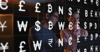 Sunucu odasındaki çeşitli çalışanların veri işleme görüntüsü. Küresel iş ve dijital arayüz kavramı dijital olarak oluşturulmuş görüntü.