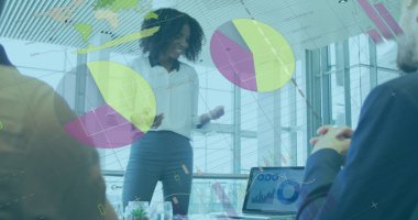 Afrikalı Amerikalı bir kadının ofisindeki meslektaşlarıyla tartıştığı veri işleme görüntüsü. Bilgisayar arayüzü ve iş veri teknolojisi kavramı