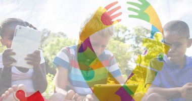 Mutlu oyun oynayan çocuklar için renkli yapboz parçaları. otizm, öğrenme güçlüğü, destek ve farkındalık kavramı dijital olarak oluşturulmuş görüntü.