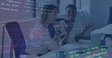 Ofiste iş tartışması yapan çeşitli meslektaşların mali veri işleme görüntüsü. Küresel iş, bilgisayar, iletişim ve dijital arayüz kavramı dijital olarak oluşturulmuş görüntü.