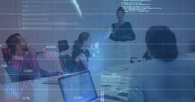 Muhtelif meslektaşların ofiste toplanmasıyla ilgili finansal veri işleme resmi. Küresel iş, bilgisayar, iletişim ve dijital arayüz kavramı dijital olarak oluşturulmuş görüntü.