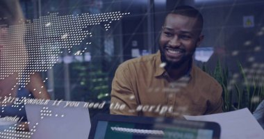 Ofisteki çeşitli iş adamlarıyla ilgili finansal veri işleme resmi. Küresel finans, iş, bağlantılar, hesaplama ve veri işleme kavramı dijital olarak oluşturuldu.