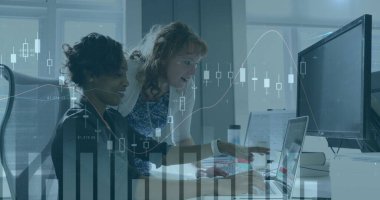 Ofisteki iki ırklı iş kadınının mali veri işleme görüntüsü. Küresel hesaplama, dijital arayüz ve veri işleme kavramı dijital olarak oluşturuldu.