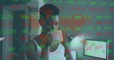 Afro-Amerikan bir kadının kahve içişi ile ilgili finansal veriler. İş, ekonomi ve finans kavramı dijital olarak oluşturulmuş imaj.