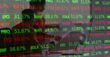 Bilgisayar kullanan iş adamlarının finansal veri işleme görüntüsü. Küresel iş ve veri işleme kavramı dijital olarak oluşturulmuş görüntü.