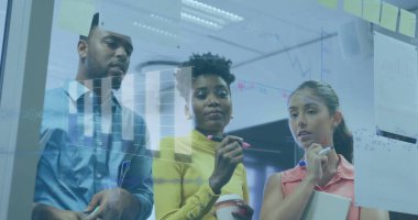 Ofisteki çeşitli iş adamlarıyla ilgili finansal veri işleme resmi. Küresel finans, iş, bağlantılar, hesaplama ve veri işleme kavramı dijital olarak oluşturuldu.