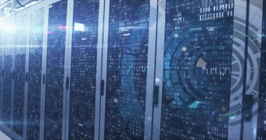Bilgisayar sunucuları üzerinde tarama ve veri işleme resmi. Küresel finans, iş, bağlantılar, hesaplama ve veri işleme kavramı dijital olarak oluşturuldu.