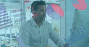 Ofiste bilgisayar kullanan beyaz bir adam hakkında istatistiksel veri işleme resmi. Bilgisayar arayüzü ve iş veri teknolojisi kavramı