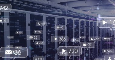 Bilgisayar sunucu odasındaki mozaik karelere karşı çoklu sosyal medya simgeleri. Sosyal medya ağı ve iş veri depolama teknolojisi kavramı