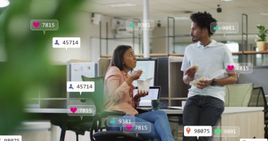 Çeşitli erkek ve kadın ofis arkadaşlarının konuştuğu sosyal medya tebligatları. Küresel iletişim ağı, dijital arayüz ve dijital olarak oluşturulan sosyal medya konsepti.