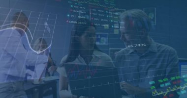 Ofiste dizüstü bilgisayarla tartışan çeşitli meslektaşların borsa veri işleme görüntüsü. Küresel ekonomi ve iş teknolojisi kavramı