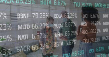 Ofiste çalışan yüz maskesi takan iş adamlarının mali veri işleme görüntüsü. Genel covid 19, hesaplama, finans, iş ve veri işleme kavramı dijital olarak oluşturulmuş görüntü.