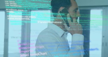 Kendi kendine giden arabadaki beyaz bir kadının veri işleme görüntüsü. Küresel tıp sağlık ve dijital arayüz kavramı dijital olarak oluşturulmuş görüntü.