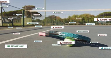 Tenis topu ve kortta raket sayısının giderek arttığı sosyal medya simgeleri. Küresel sosyal medya, spor, iletişim ve dijital arayüz kavramı dijital olarak oluşturulmuş görüntü.