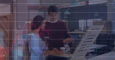 Ofisteki iş adamları üzerinde finansal veri işleme resmi. Küresel iş, finans, bilgisayar ve veri işleme kavramı dijital olarak oluşturulmuş görüntü.