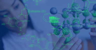 Çift ırklı kız öğrenci üzerindeki veri işleme ve kimyasal formül görüntüsü. küresel bilim, teknoloji ve dijital arayüz kavramı dijital olarak oluşturulmuş görüntü.