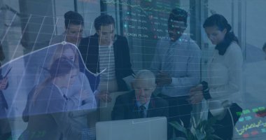 Çeşitli iş adamları üzerinde finansal veri işleme görüntüsü. Küresel iş, finans, hesaplama ve veri işleme kavramı dijital olarak oluşturulmuş görüntü.