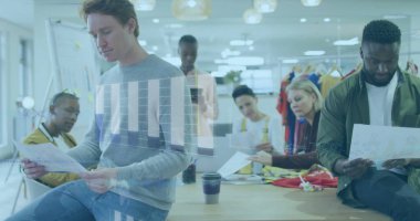 Ofisteki çeşitli iş adamlarıyla ilgili finansal veri işleme resmi. Küresel finans, iş, bağlantılar, hesaplama ve veri işleme kavramı dijital olarak oluşturuldu.