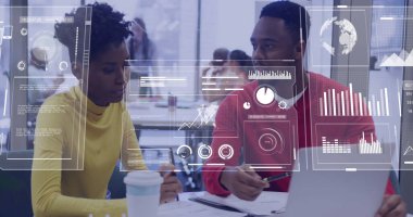 Ofisteki çeşitli iş adamlarıyla ilgili finansal veri işleme resmi. Küresel finans, iş, bağlantılar, hesaplama ve veri işleme kavramı dijital olarak oluşturuldu.